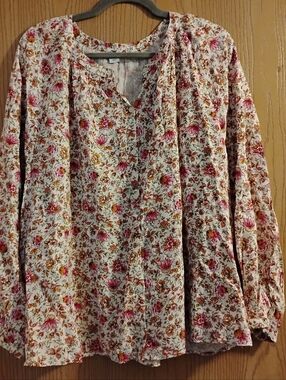 EUC Old Navy 2x Vneck Button Down Blouse